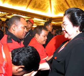 Rebutan Salaman dengan Megawati