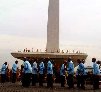 HUT ke-60, Satpol PP Menari di Monas