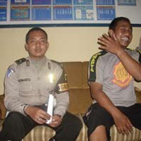 Kejar Truk Curian, Dua Polisi Ndelosor