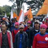 Tuntut Jamsoskes Seumur Hidup, Buruh Geruduk Gedung Sate