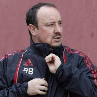 Rafa Akan Pasang Tiga Bek