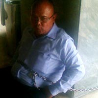 Diusir Pamdal, Arifin Akhirnya Lepaskan Diri Dari Rantai  