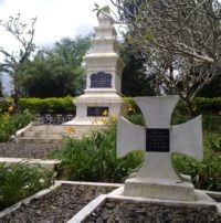 Makam Tentara Jerman Itu Tetap Resik di Tangan Ema