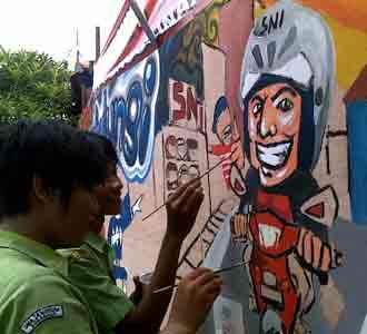 Sosialisasi Helm SNI Lewat Mural