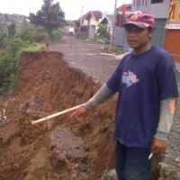 Kirmir di Girimekar Ambrol, 2 Rumah Terancam