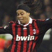 Milan Ditunggu Enam Final