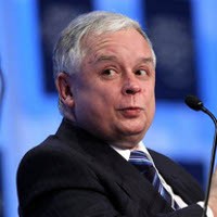 Bawa Karangan Bunga, Ribuan Warga Datangi Kediaman Presiden Lech 