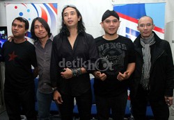 Ultah, Padi Spontan Konser di Atas Atap Lagi