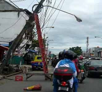 Tiang Listrik di Ciputat Roboh