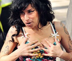 Payudara Amy Winehouse Bermasalah Lagi