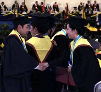 Wakil Walikota Surabaya Diwisuda