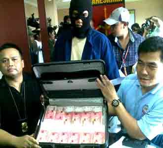 Polisi Bekuk Pengedar Uang Palsu