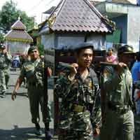 Pemuda Ansor Arak 100 Tumpeng 