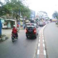 Pembatas Jalan Nurtanio Bandung yang Merugikan Warga Sekitar 