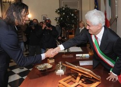 Paspor di Tangan, Amauri Menanti Azzurri