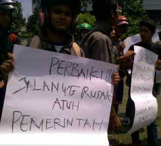 Bikers Bandung Demo Jalan Rusak