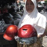 Bikers Cuek Pakai Helm Cetok