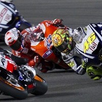 Stoner Jatuh, Rossi Juara