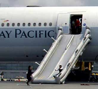 Cathay Pacific Mendarat Darurat