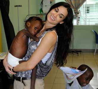 Demi Moore dan Anak Korban Gempa
