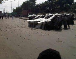 Satpol PP Kabur, Massa Jarah Barang-barang di Pos Pelindo