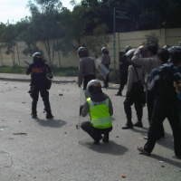 Warga Pukul Mundur Water Cannon Polisi