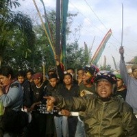 Dua Petugas Satpol PP Tumbang Terkena Bom Molotov