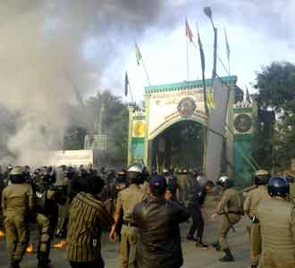 Massa Mbah Priok & Satpol PP Bentrok