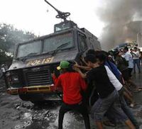 Warga Rusak Water Cannon