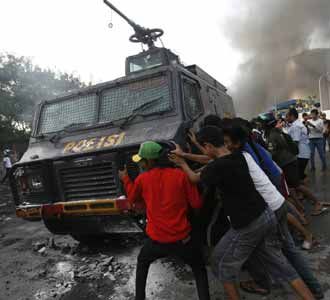 Warga Rusak Water Cannon