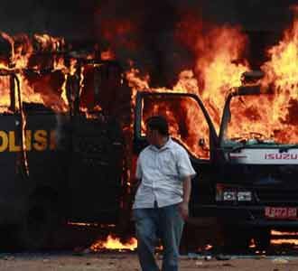 5 Mobil Aparat Dibakar Massa 5 Mobil Aparat Dibakar Massa