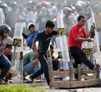 Warga Bertameng Polisi
