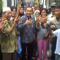 Foto Atribut Arif Afandi Disoal Warga