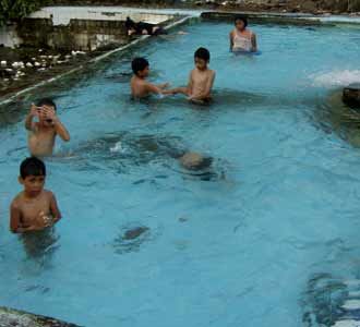 Berenang di Sisa Gusuran