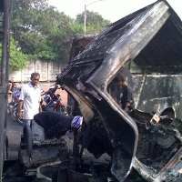 Bangkai Mobil Masih Teronggok di Depan RS Koja, Pemulung Raup Untung