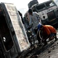 Warga Rebutan Bangkai Mobil Sisa Bentrok Priok 