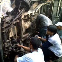 Sisa Rusuh di Depan RS Koja Dibersihkan, Polisi Atur Lalu Lintas