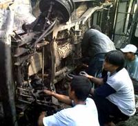 Warga Preteli Bangkai Mobil Satpol PP