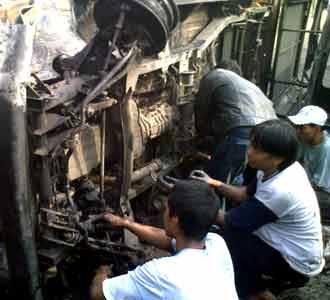 Warga Preteli Bangkai Mobil Satpol PP
