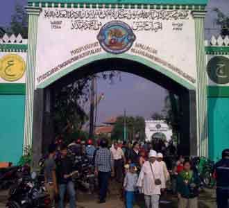 Warga Berjaga di Makam Mbah Priok