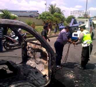 Polisi Evakuasi Bangkai Mobil