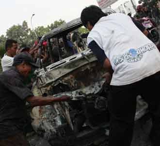 Berburu Rezeki di Sisa Bentrokan