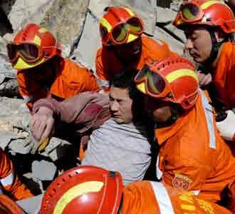 Evakuasi Korban Gempa China