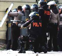 Gaya Polisi Bubarkan Massa