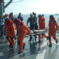 Armatim & Basarnas Latihan Bersama Evakuasi di Laut 