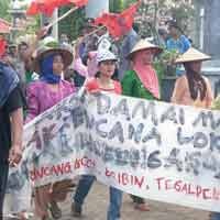  Merasa Dikhianati Dewan, Gembel Blokir Jalur Pantura