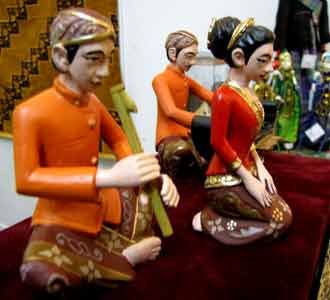 Patung Miniatur Kacapi Suling Cianjuran