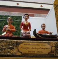 Sinden Cantik Berkebaya Merah