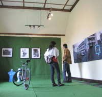 Kala Sepeda Terparkir di Tangga