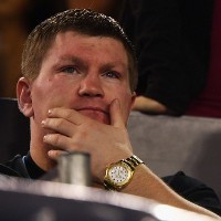 Hatton, Naik Ring Enggan, Pensiun Tak Mau